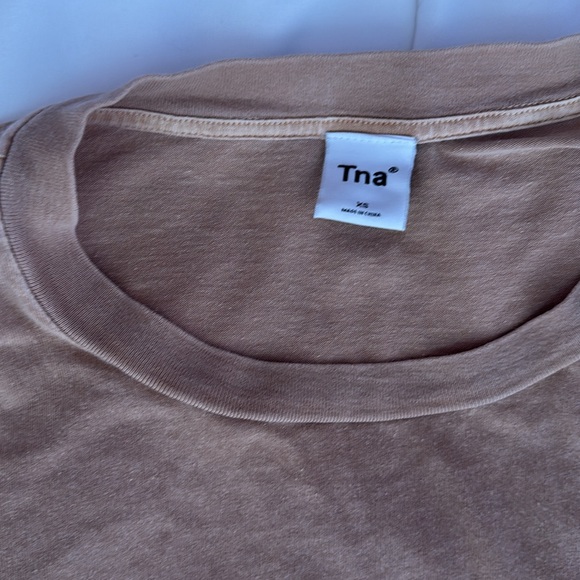 Aritzia TNA Belleville Longsleeve Crop T Shirt Top Size XS Gold Honey Beige - Picture 3 of 3